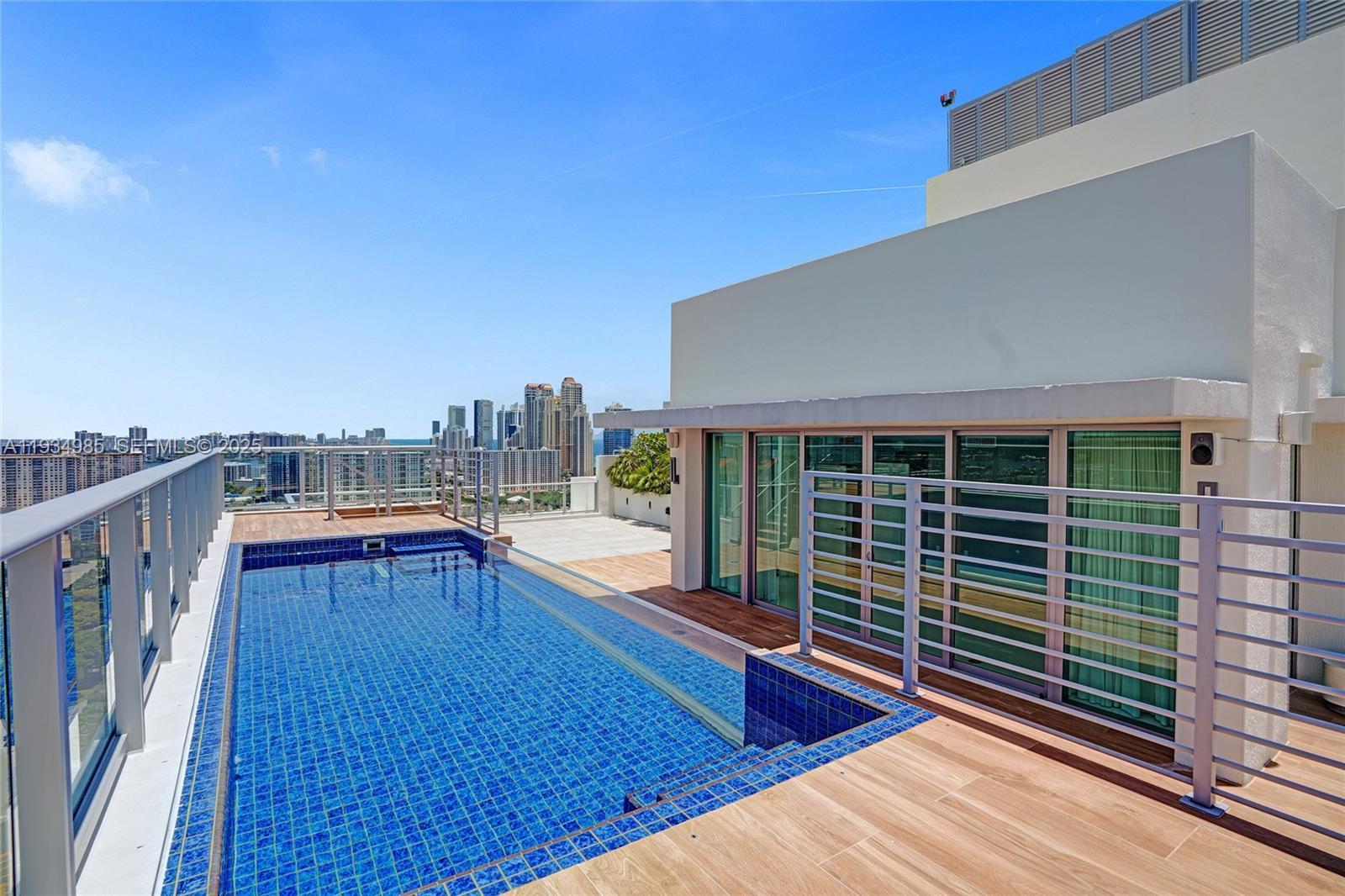 Image 3: PRIVATE ROOF TOP POOL