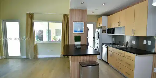 Image 3: l