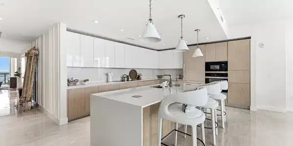 Image 3: 005-3100NorthOceanDrive-1702P-RivieraBea