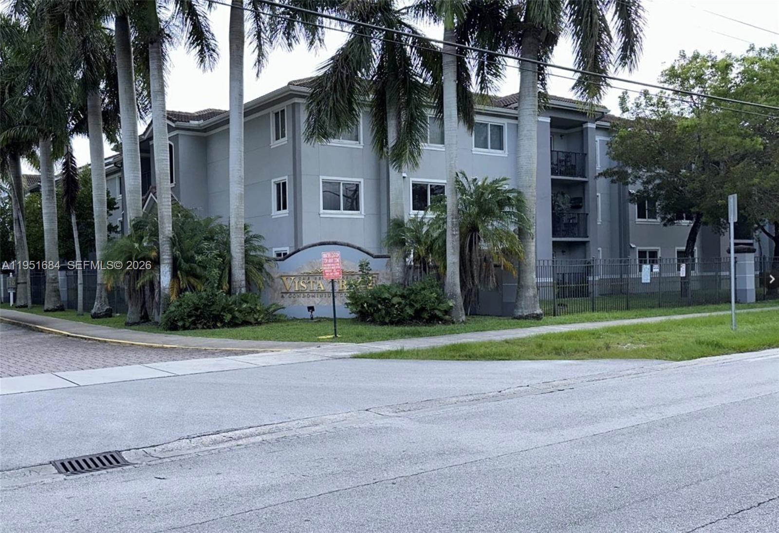 Image 1: Vista Trace entrance