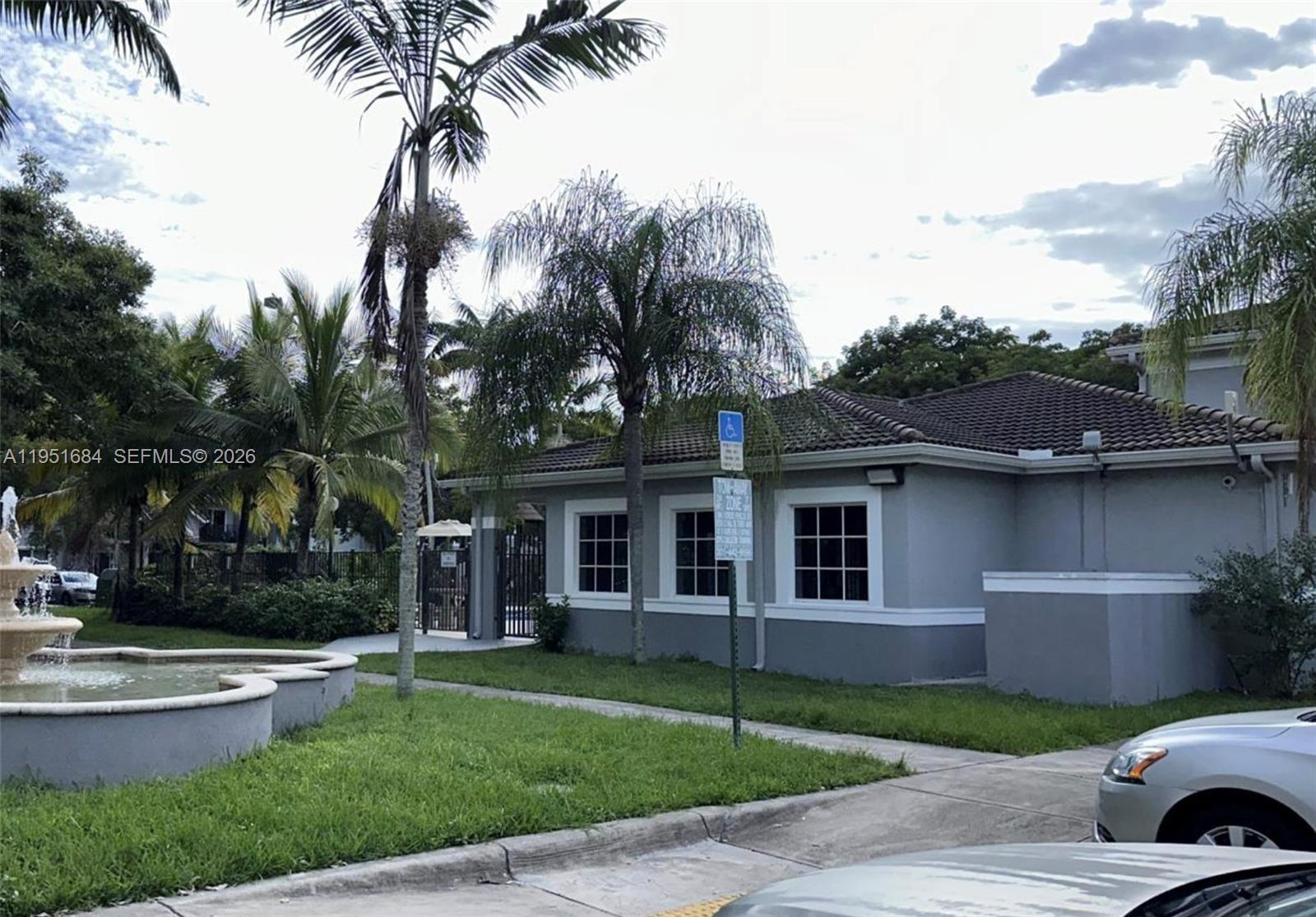 Image 4: Clubhouse