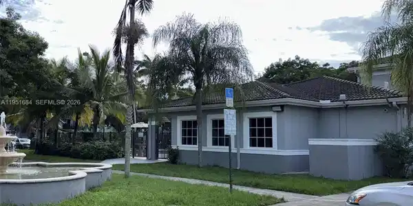 Image 4: Clubhouse