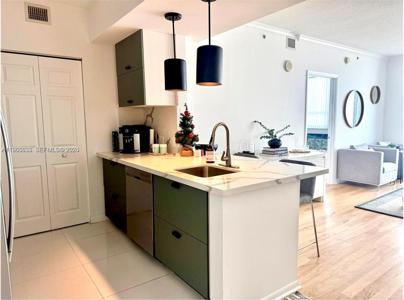 2000 N Bayshore Dr