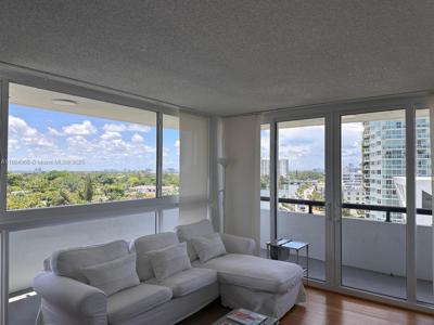 3200 Collins Ave