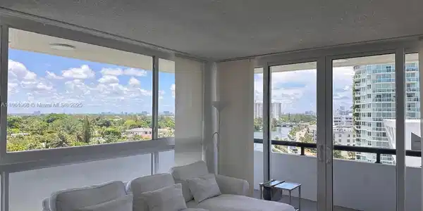 3200 Collins Ave