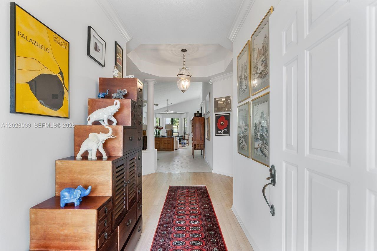 Image 3: Large Foyer