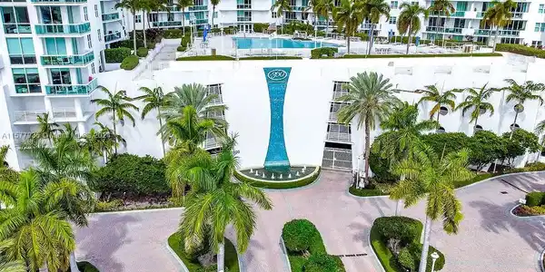 7900 Harbor Island Dr