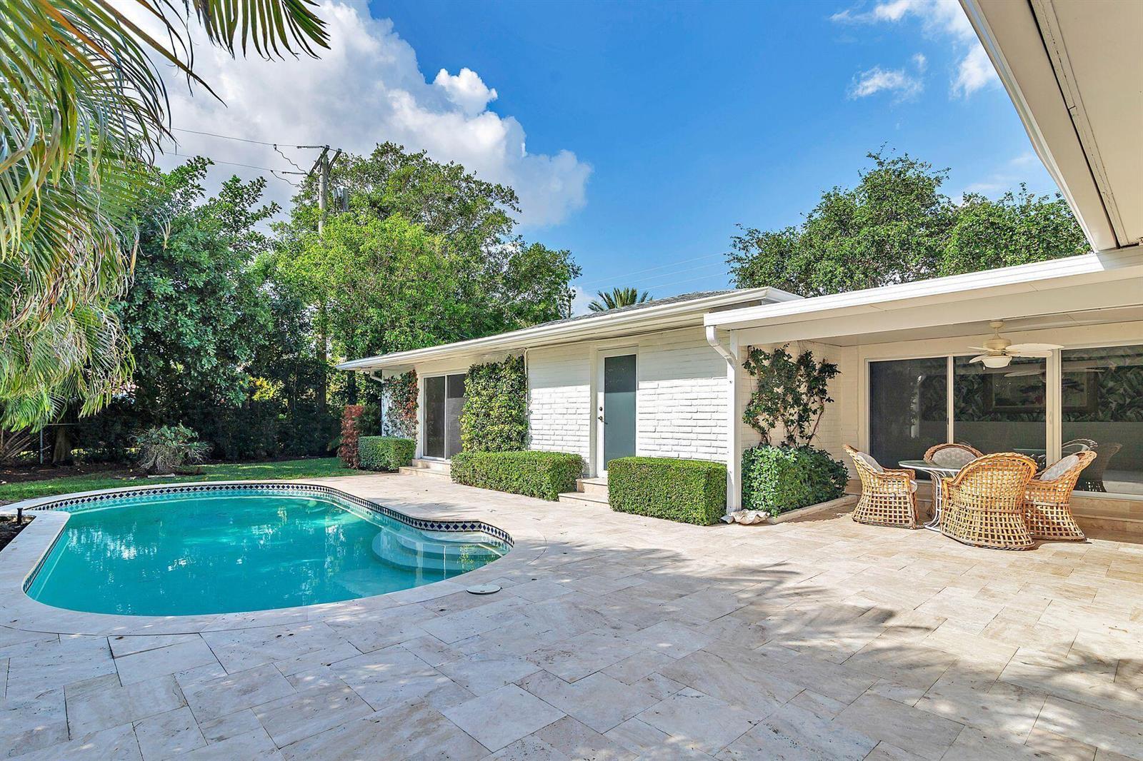 Image 3: Pool/Loggia