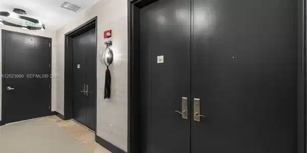 Image 3: Private Elevator Landing
