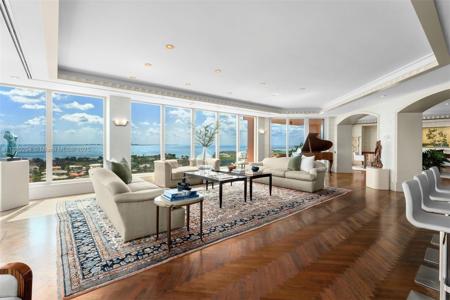 10 Edgewater Dr
