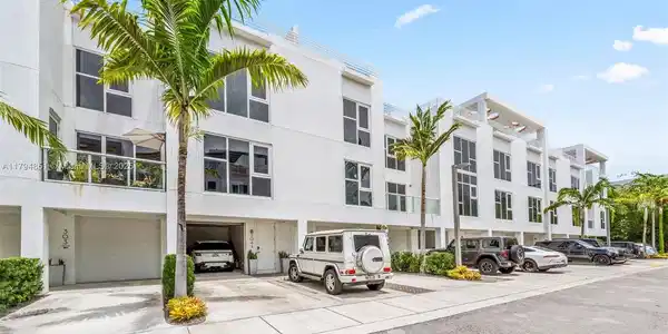 455 NE 39th St