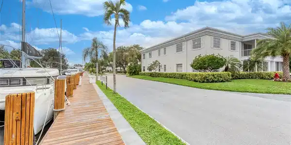 6449 Bay Club