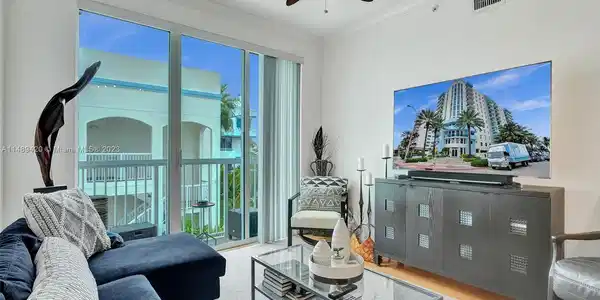 9172 Collins Ave