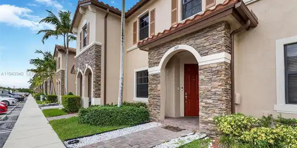 749 SE 32nd Ter
