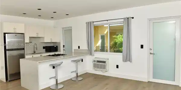 Image 2: Living / kitchen