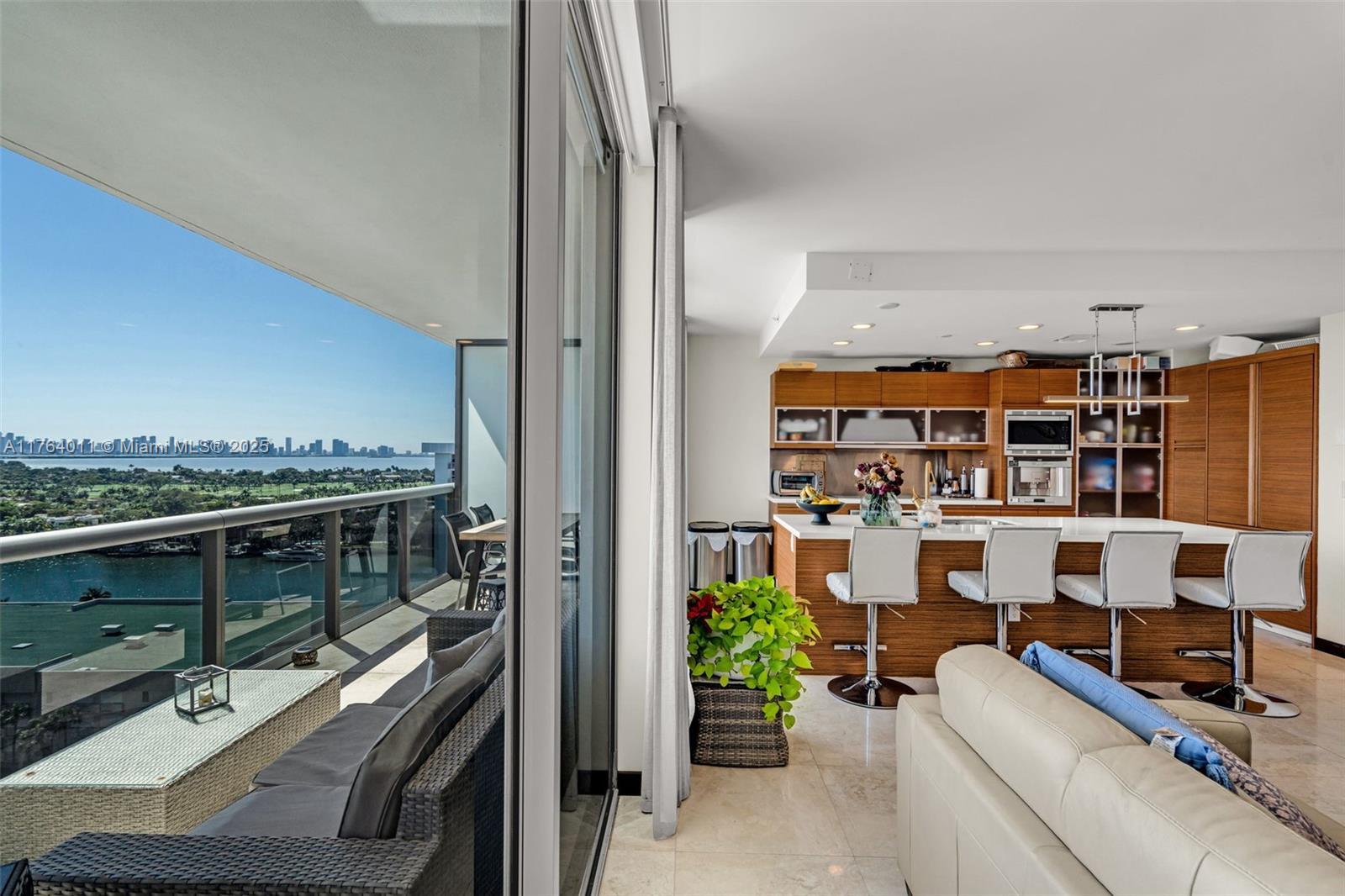 Image 1: Living / View