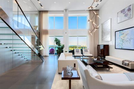 10 VENETIAN WAY