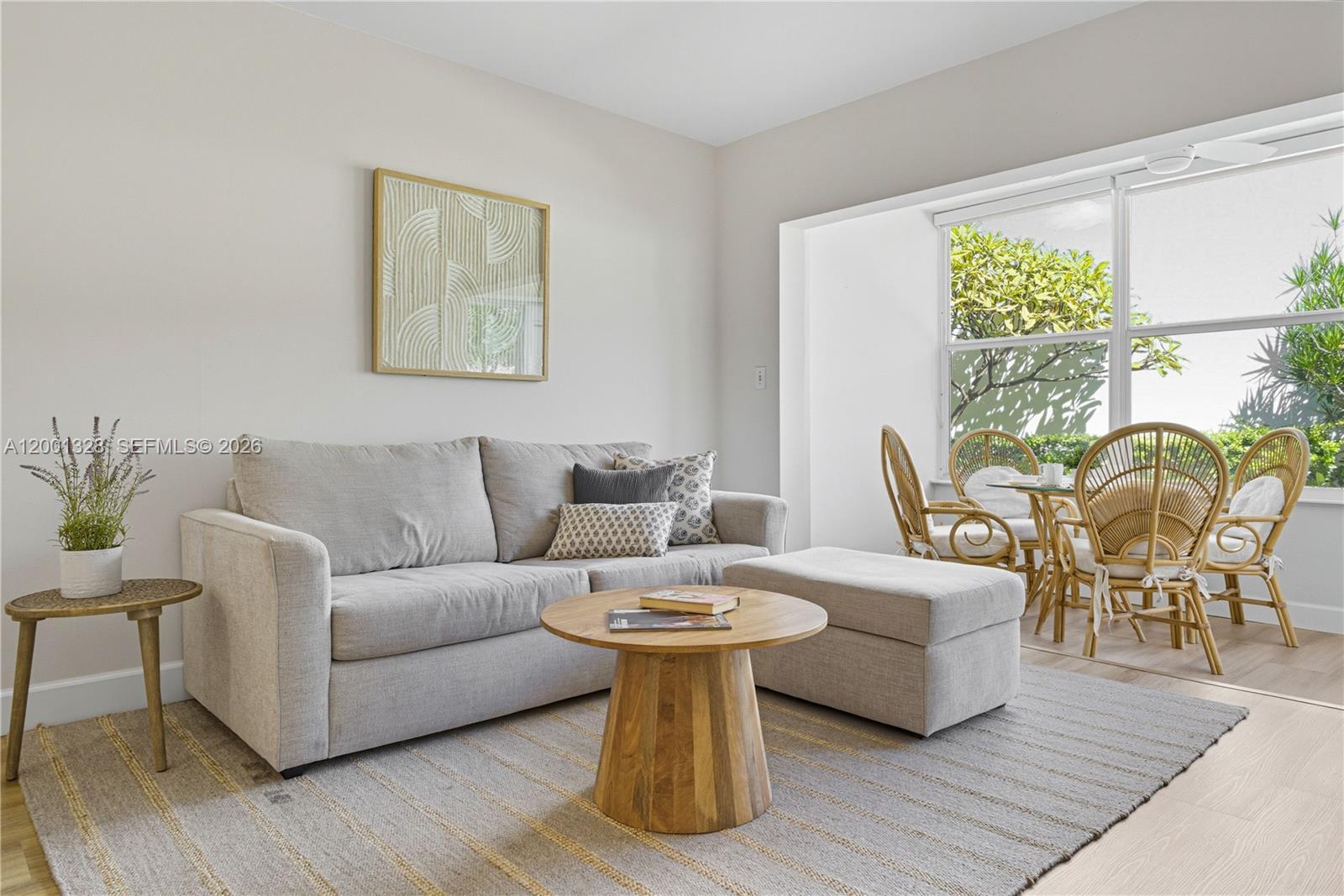 Image 2: Open concept living room