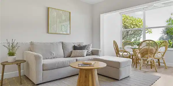 Image 2: Open concept living room