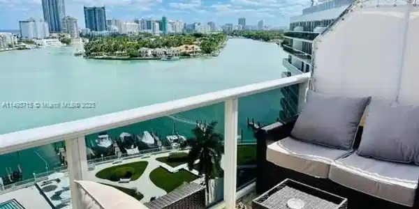 900 Bay Dr