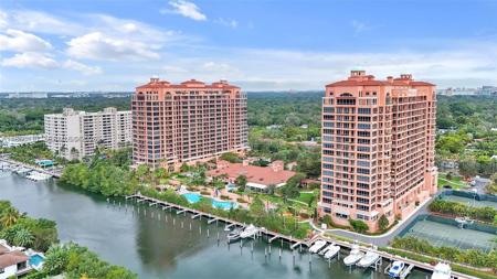 10 Edgewater Dr