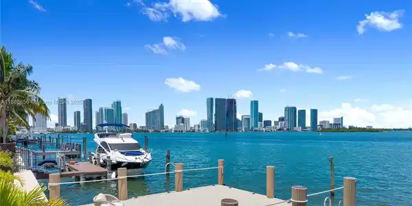 1111 N Venetian Dr