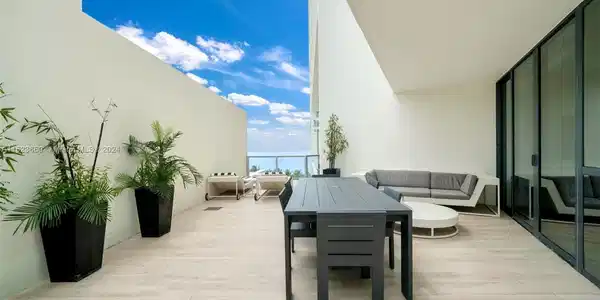 2201 Collins Ave