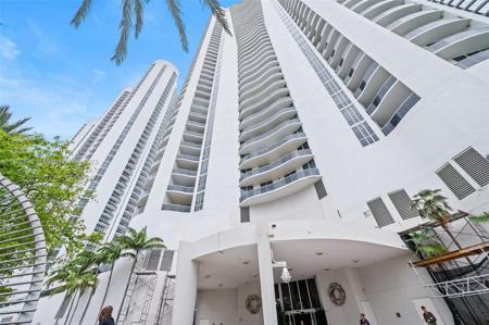 15811 Collins Ave