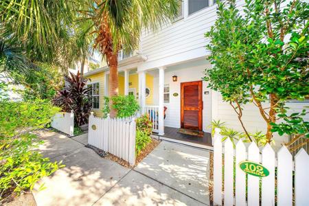 102 Admirals Ln