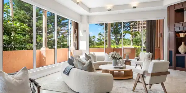 10 Edgewater Dr