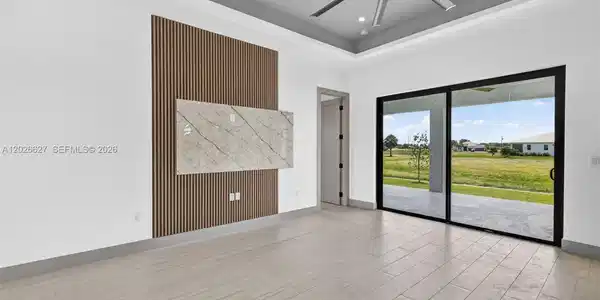 Image 4: Living Room