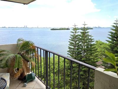 7795 NE Bayshore