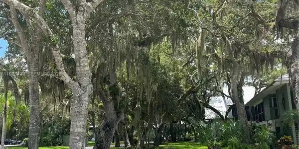 Image 2: Seascape grounds