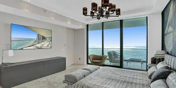 Image 4: MASTER BEDROOM