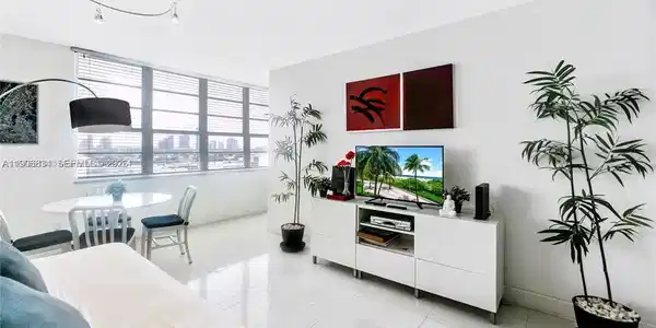 100 Lincoln Rd