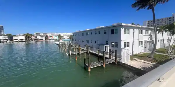 7207 Bay Drive