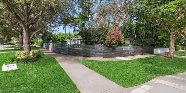 Image 3: Corner view with great parking