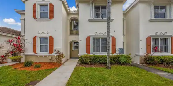 951 NE 42nd Ter