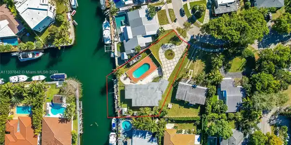 1800 Hibiscus Dr