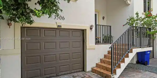Image 4: 1 Car Garage