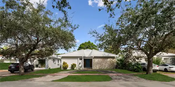 1109 Biarritz Dr