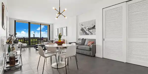 Image 2: Superb Living & Dining Spaces