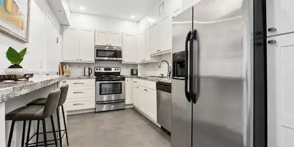 Image 3: Eat-In Kitchen
