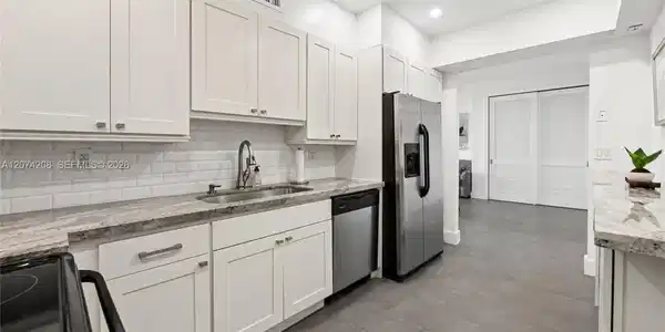Image 4: Updated, Eat-In Kitchen