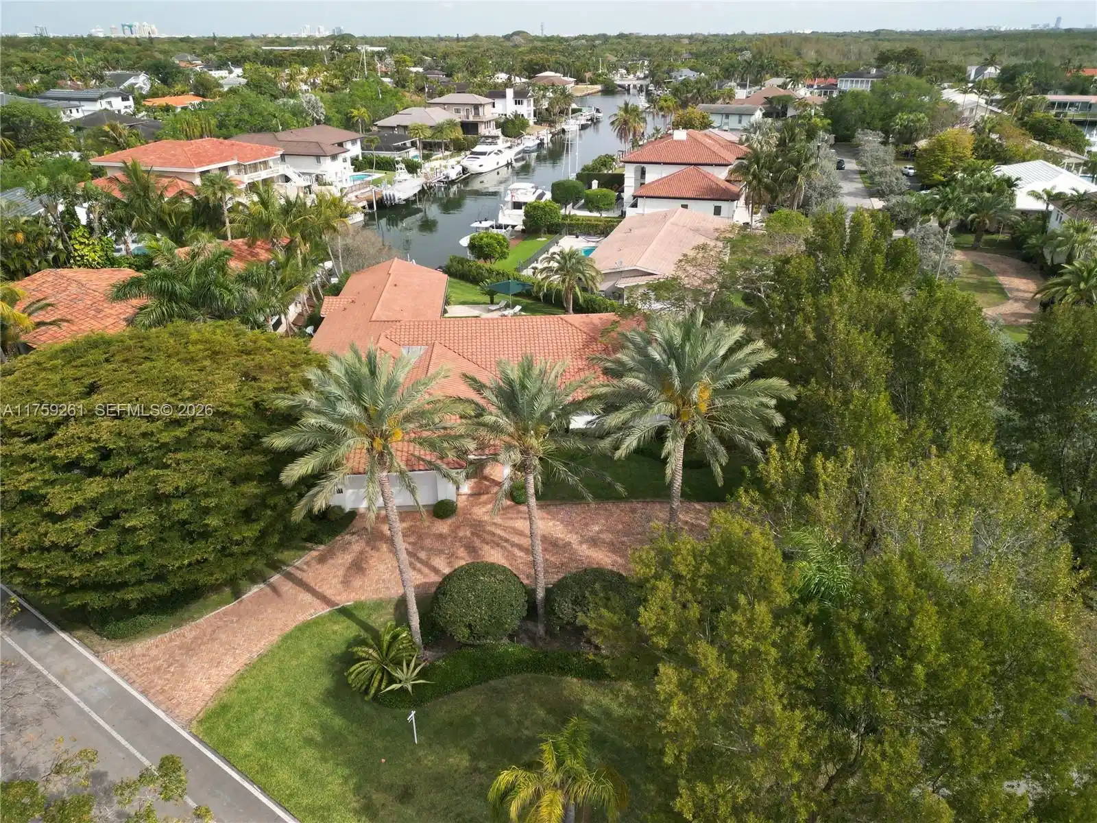 Image 1: No bridges to the Bay,50 ft waterfront.Beautifully remodeled