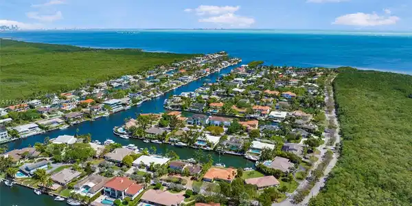 Image 2: No bridges to the Bay, 50 ft of waterfront