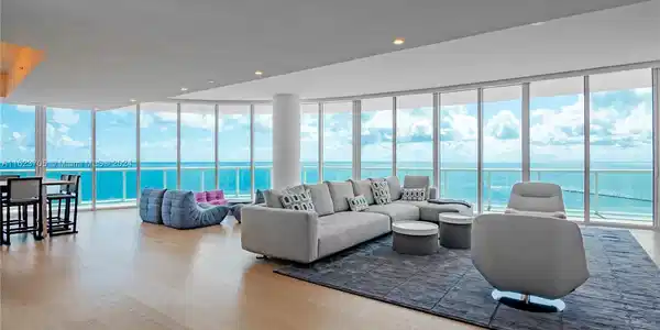 100 S Pointe Dr