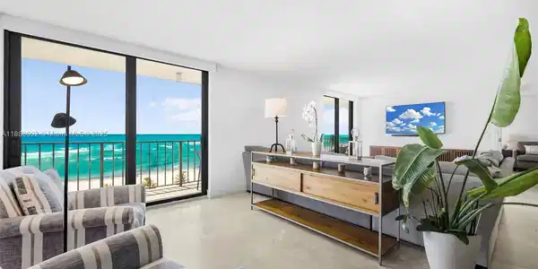 2625 Collins Ave