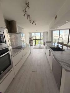400 Leslie Dr