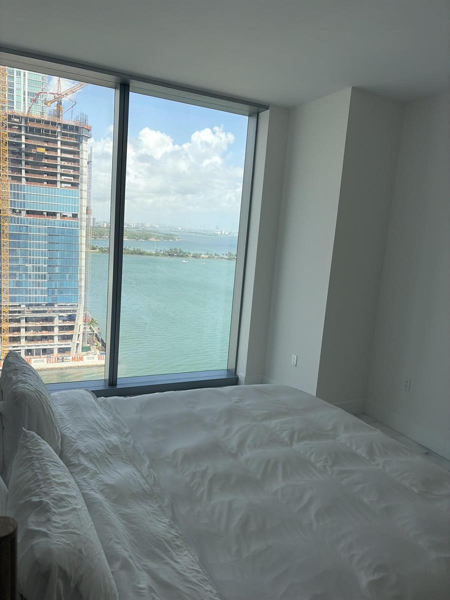Image 2: 700NE26thTerrace_70276_2